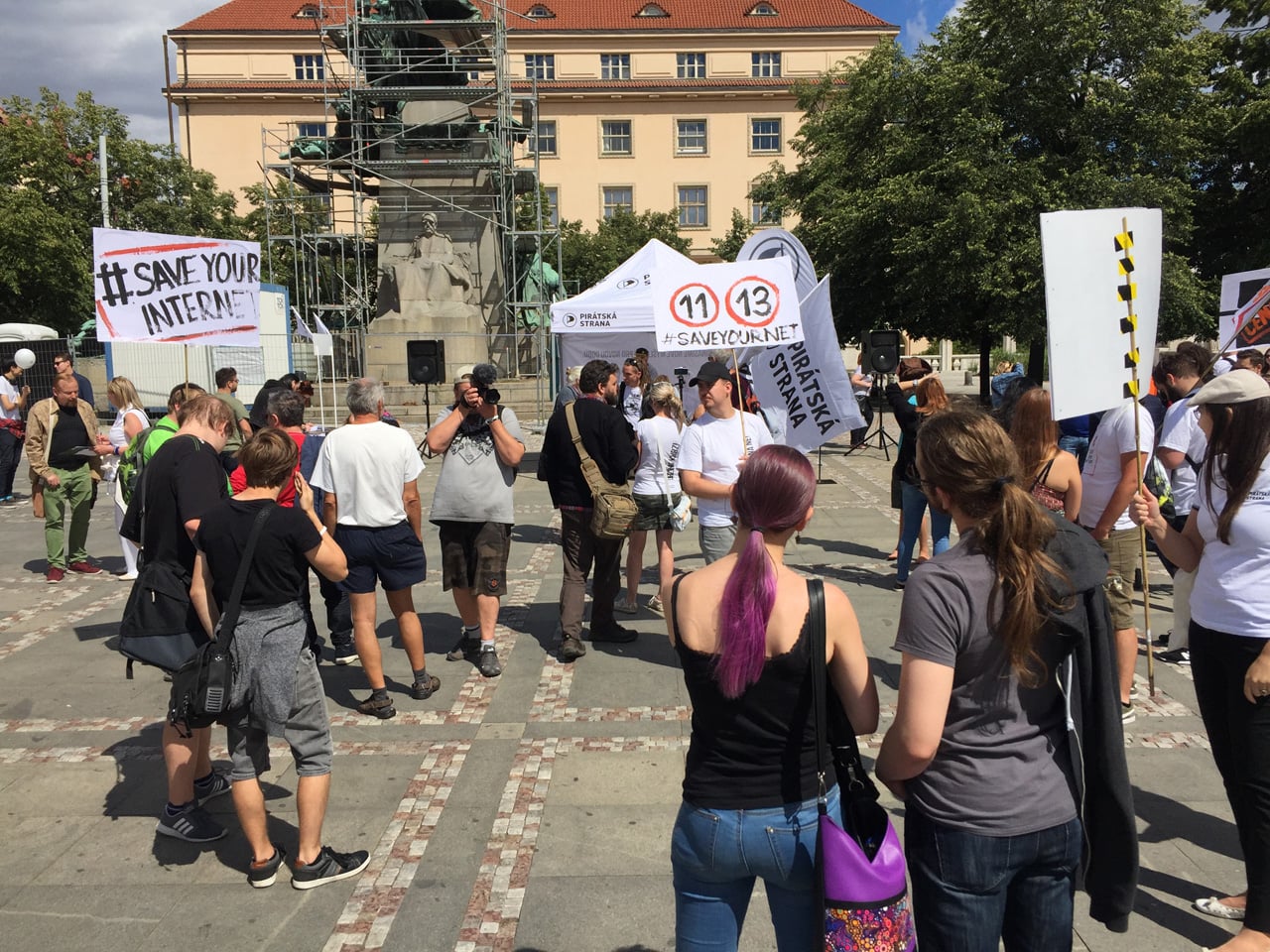 Demonstrace proti reformě copyrightu (články 11 a 13) v Praze