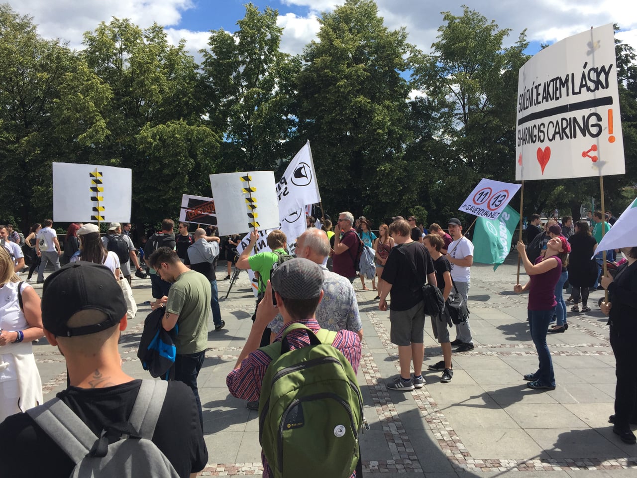 Demonstrace proti reformě copyrightu (články 11 a 13) v Praze