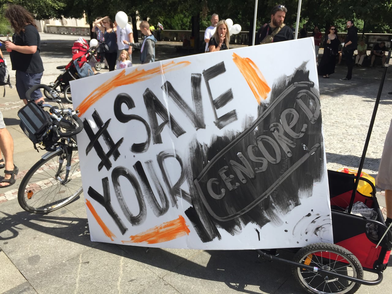 Demonstrace proti reformě copyrightu (články 11 a 13) v Praze