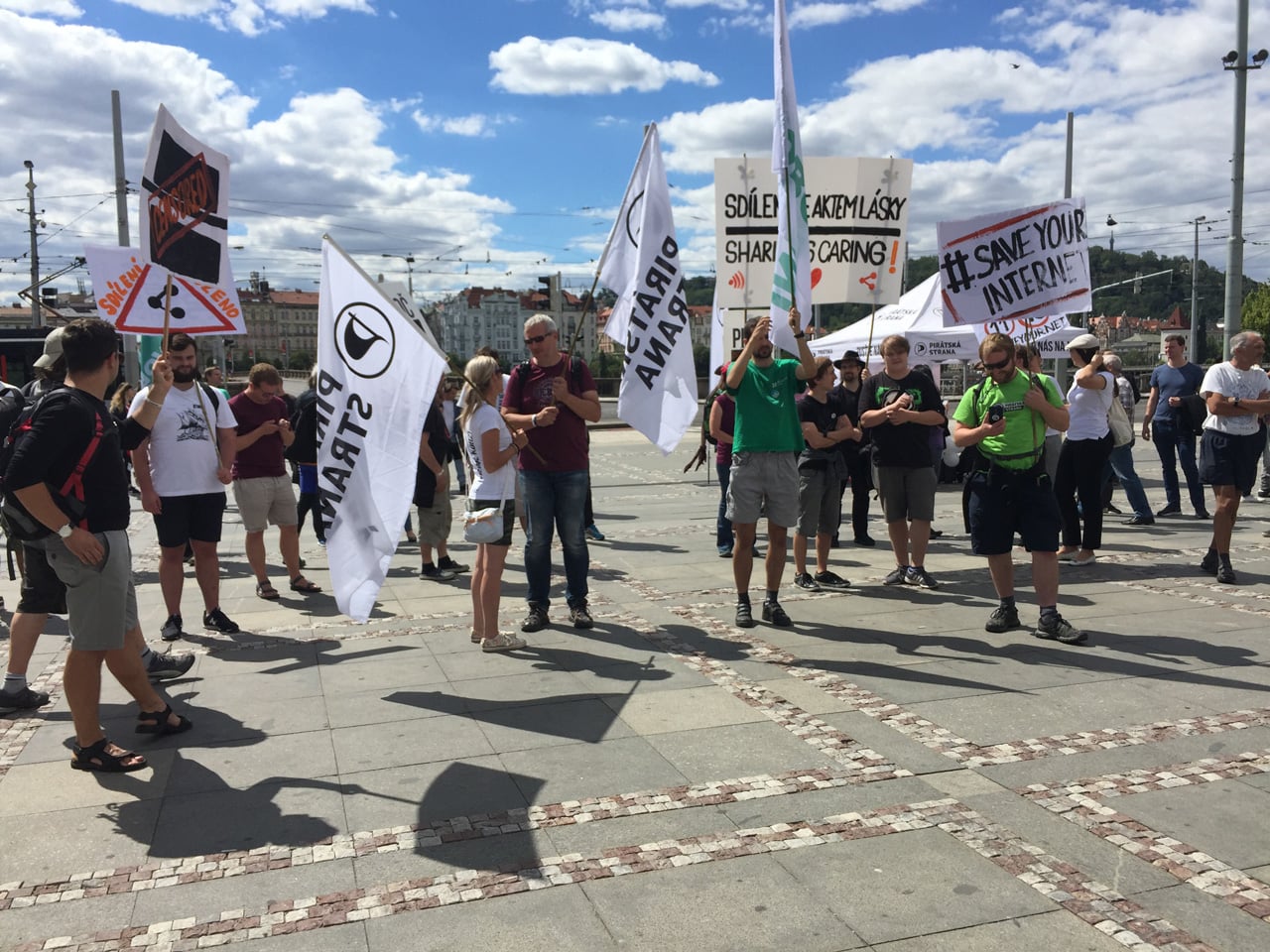 Demonstrace proti reformě copyrightu (články 11 a 13) v Praze