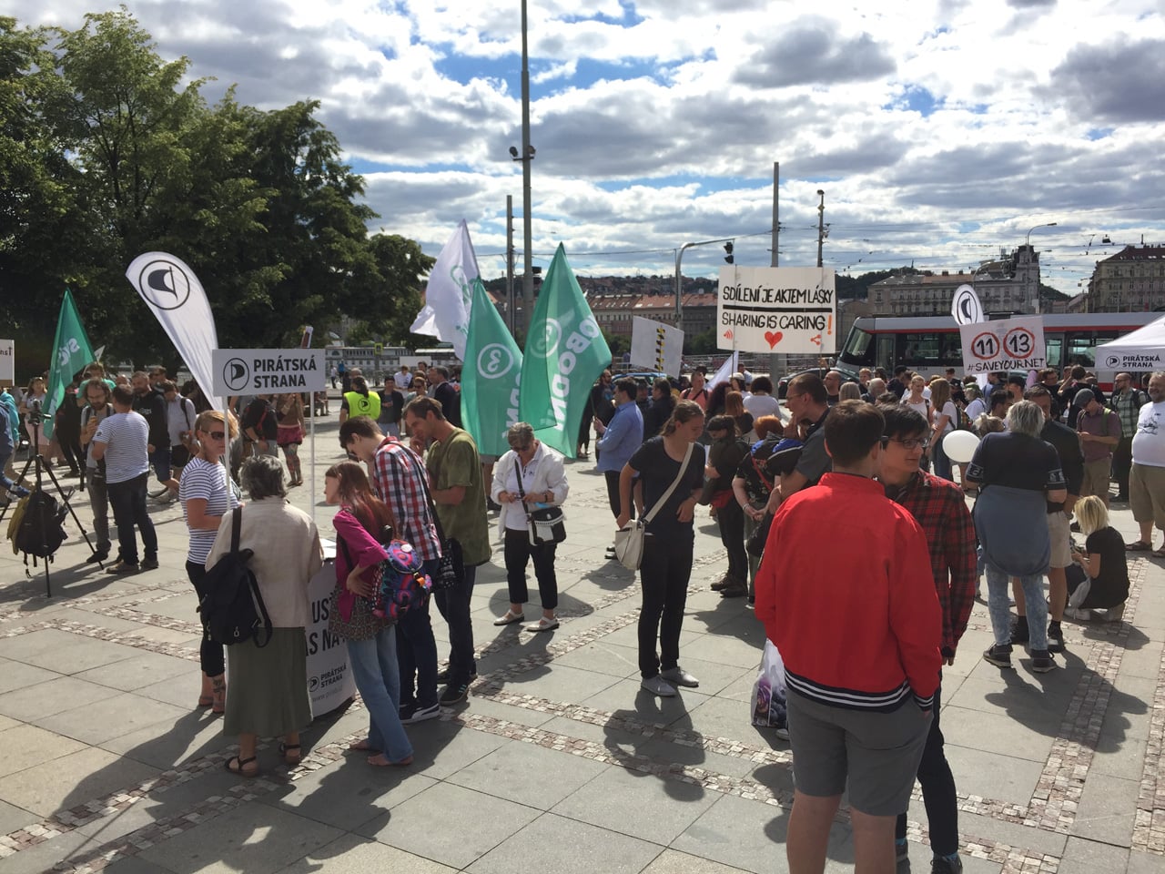 Demonstrace proti reformě copyrightu (články 11 a 13) v Praze