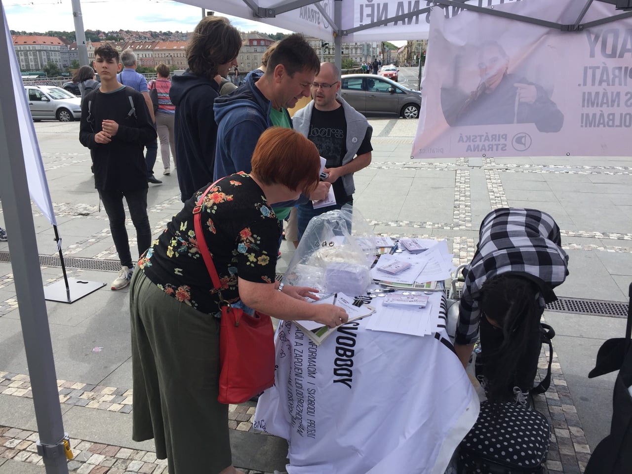 Demonstrace proti reformě copyrightu (články 11 a 13) v Praze