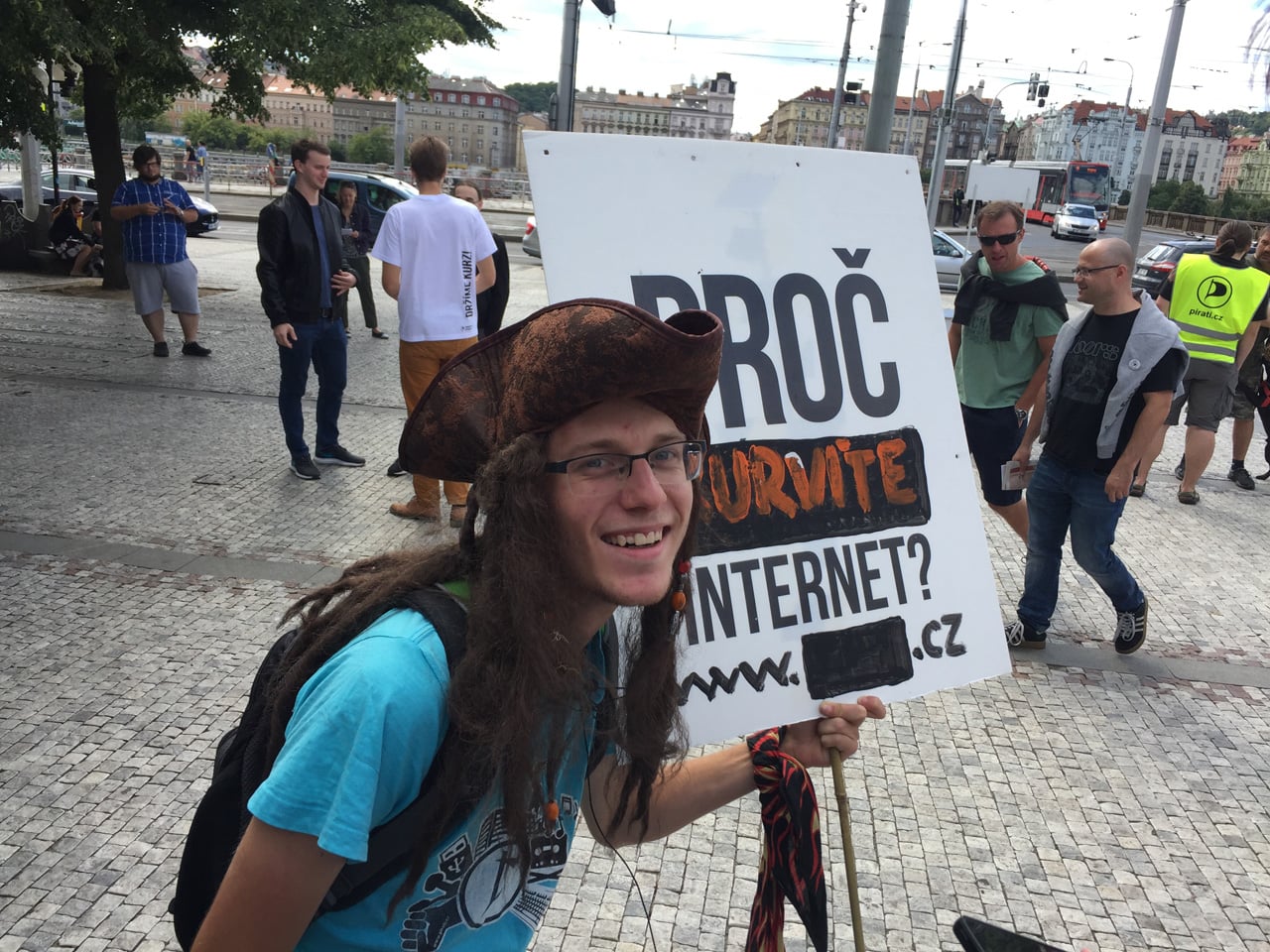 Demonstrace proti reformě copyrightu (články 11 a 13) v Praze