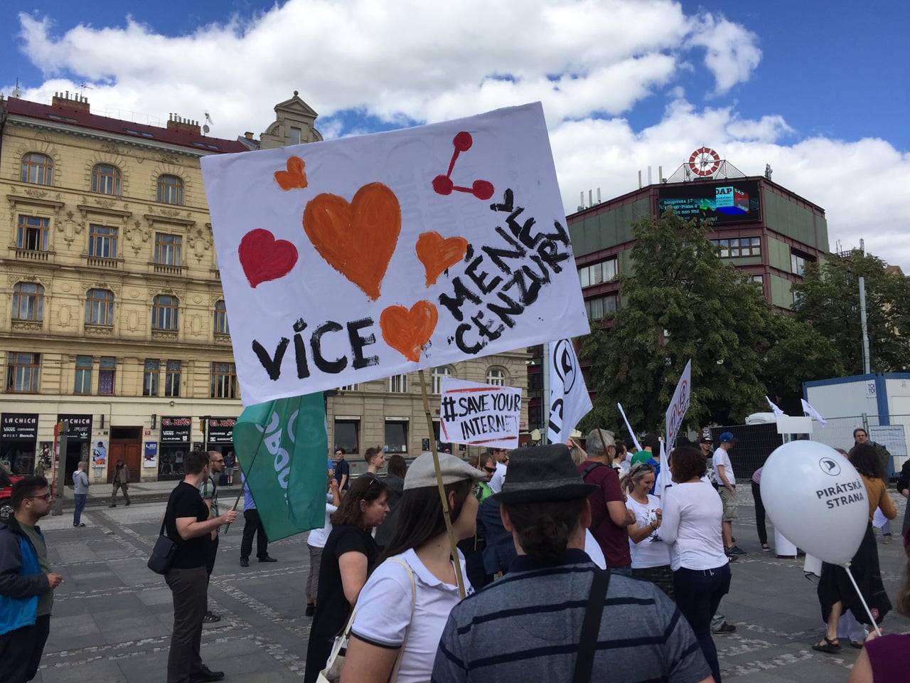 Demonstrace proti reformě copyrightu (články 11 a 13) v Praze