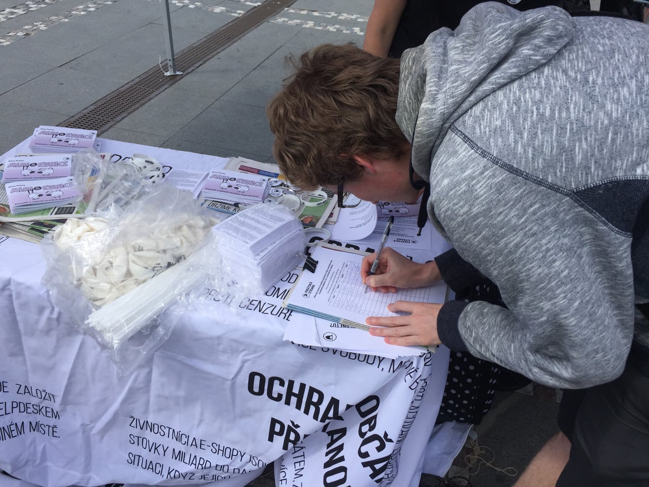 Demonstrace proti reformě copyrightu (články 11 a 13) v Praze