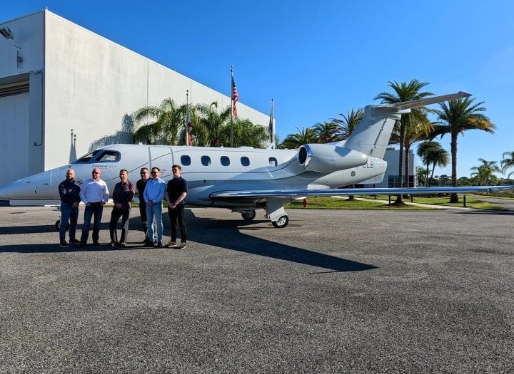 Tým Elio Jetu si na Floridě převzal zbrusu nový letoun Emraer Phenom 300E