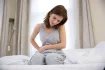 Nejedna žena se potýká s menstruačními bolestmi. Ty se dostavují přibližně jeden až dva dny před začátkem periody. Mezi typické symptomy patří například křečovitá bolest břicha, tlak v břiše a kříži, ale i bolesti hlavy.