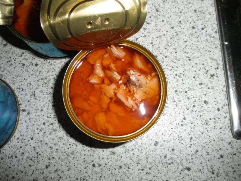 Steak TUNA in spicy oil piry: falšovaná potravina - ve výrobku nebyl steak z tuňáka, ale pouze kousky a drť z rybího masa