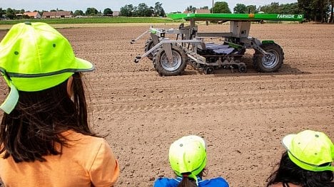 Náhledový obrázek - Sám seje a pleje. Za Prahou poli se zelím vévodí unikátní robot