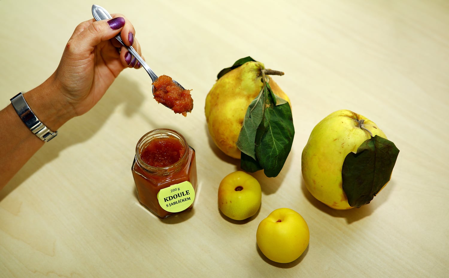 Velké kdoule z Bulharska, malé kdoule domácí provenience - a kdoulový džem ve skleničce.