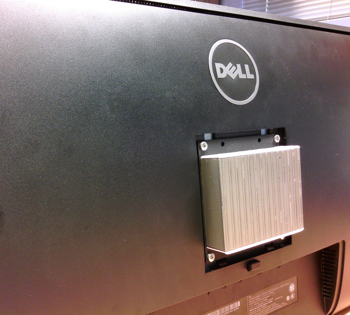 Počítač splňuje VESA standard, takže jej můžete schovat na záda monitoru.