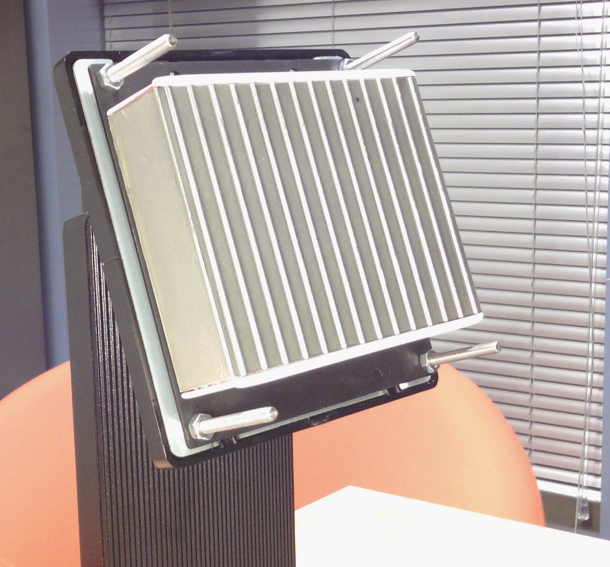 U některých monitorů je možné využít také montáž pod nohu.