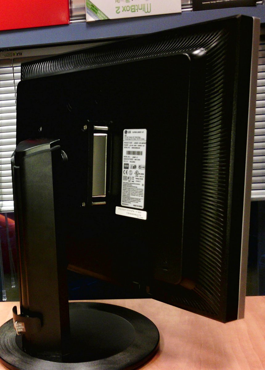 Pohled na miniaturní počítač za monitorem z jiného úhlu.