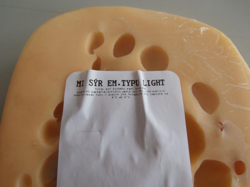 „Light“ sýr namísto uvedených 20 % tuku v sušině obsahoval 45,45 % tuku v sušině
