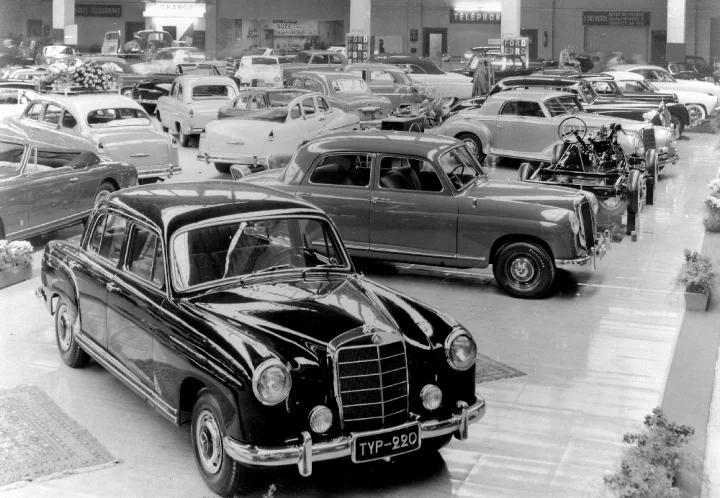 Ženevský autosalón 1954 a slavné chvíle debutu elegantního šestiválce. Daimler-Benz konečně zareagoval na požadavky bohatnoucí vyšší střední vrstvy