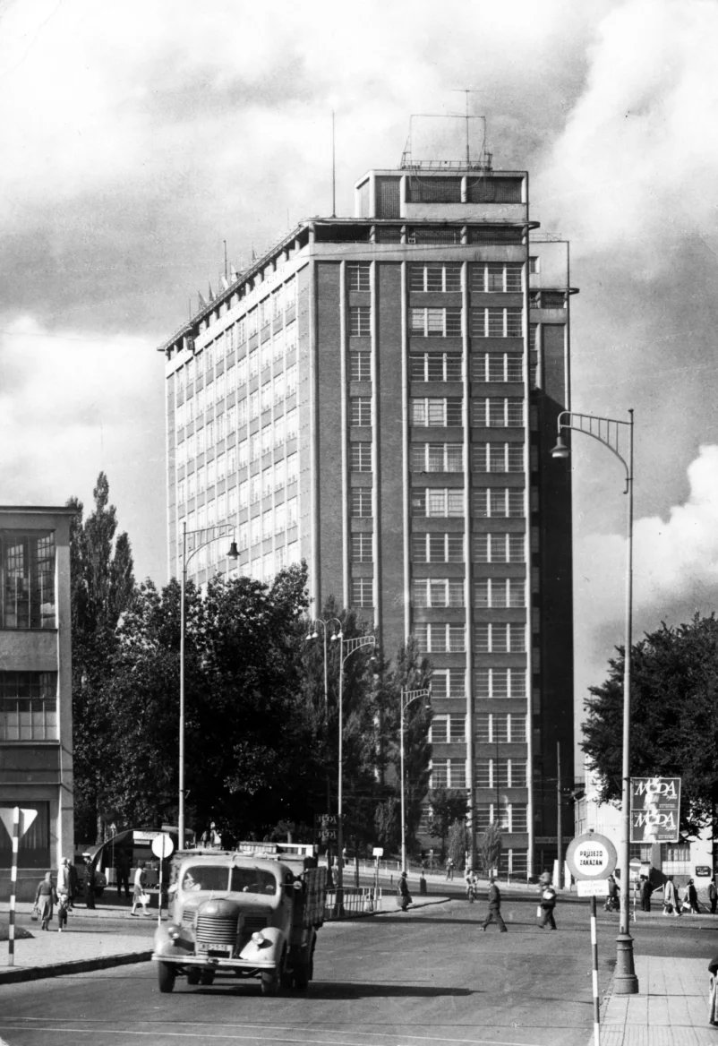 tehdejší Gottwaldov, třída Tomáše Bati, naproti administrativní budově továrny na boty Baťa, 1961