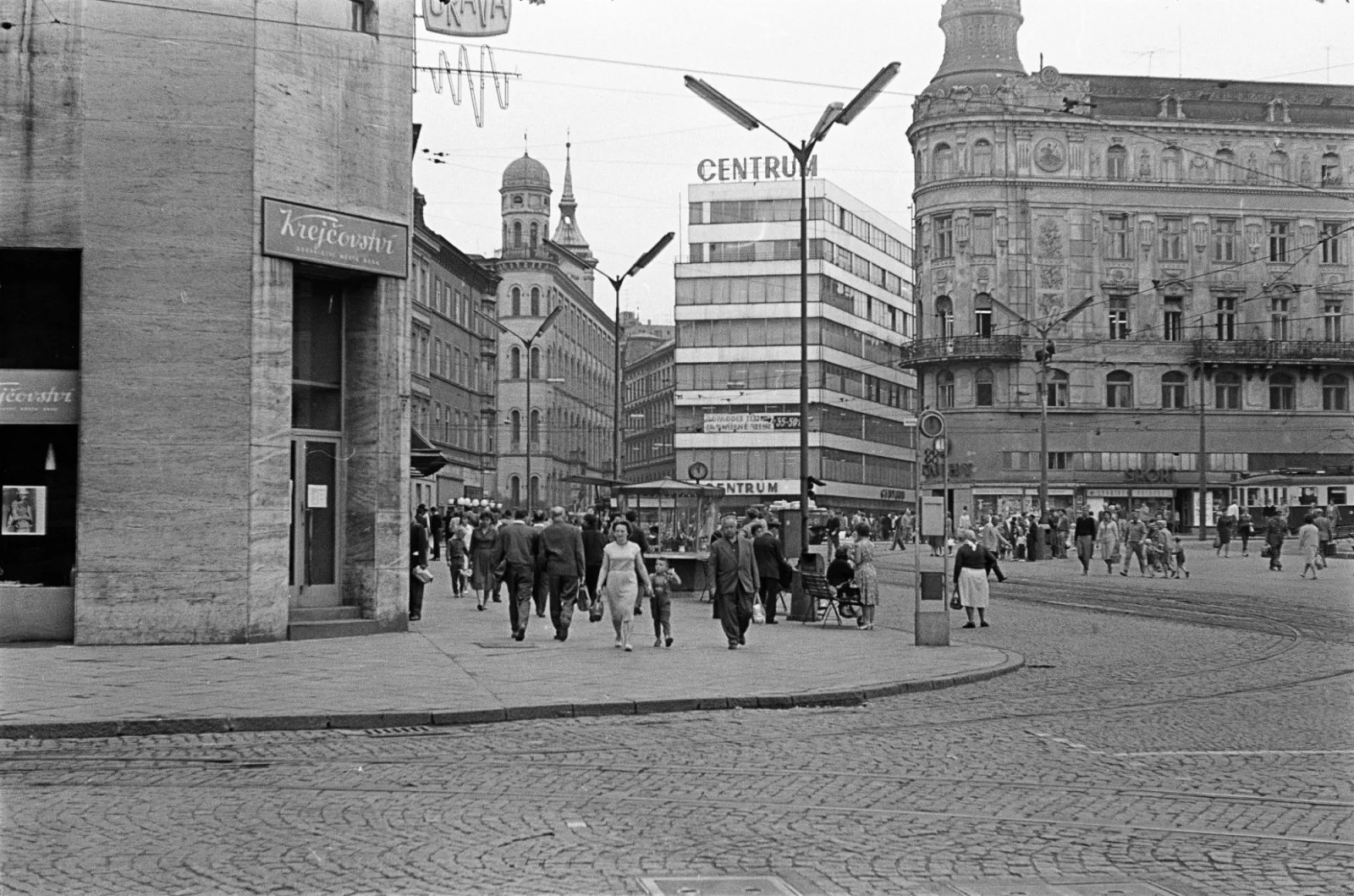 Brno, naproti obchodnímu domu Centrum (původně obchodní dům Baťa, 1930-31), 1963