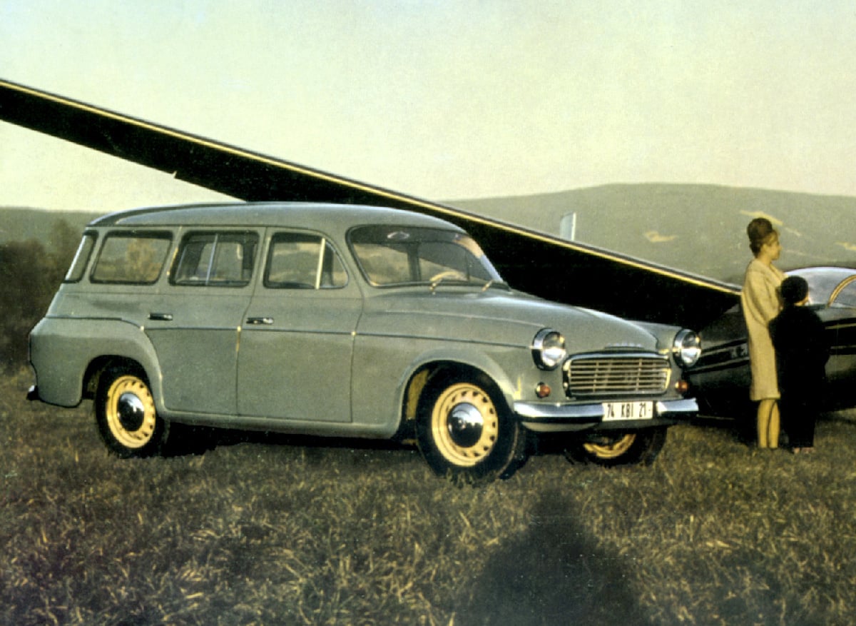 Zcela neprofesionální propagační snímek (všimněte si stínu fotografa v popředí) Škody 1202 STW: kombík si našel své zákazníky i v obchodech, kde se platilo tuzexovými korunami