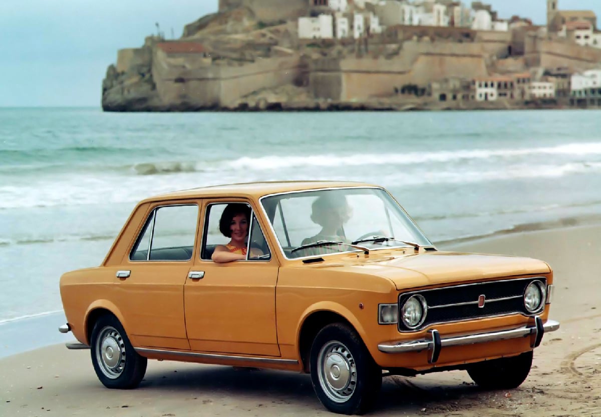 Oblíbená barva oranžové „stoosmadvacítky“: sympatický sedan oživil kolorit našich silnic a parkovišť. Byl ovšem v přepočtu na běžnou měnu o více než deset tisíc dražší než Škoda 110 L – a to bylo hodně peněz…