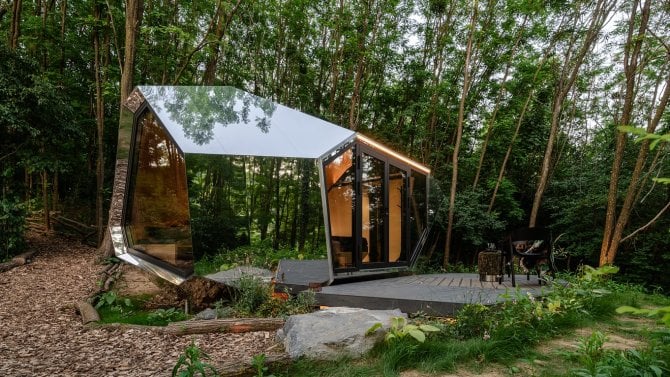 Futuristický malý domek, který nabízí nezvyklý luxus. Maďarští architekti navrhli originální bydlení připomínající vesmírnou loď