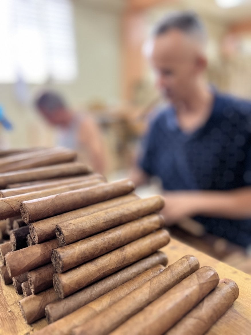 Doutníky v továrně Crescendo Paraiso v Dominikánské republice