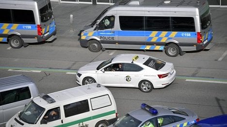 Náhledový obrázek - Taxikáři kvůli Uberu blokovali letiště. Jednání s primátorkou zkrachovalo