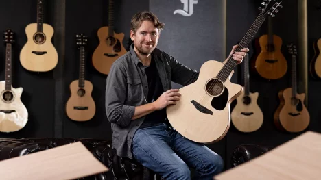 Náhledový obrázek - Jako puberťák jsem otci řekl, že v jeho firmě nikdy dělat nebudu, vzpomíná šéf Furch guitars. Teď prodává kytary po celém světě