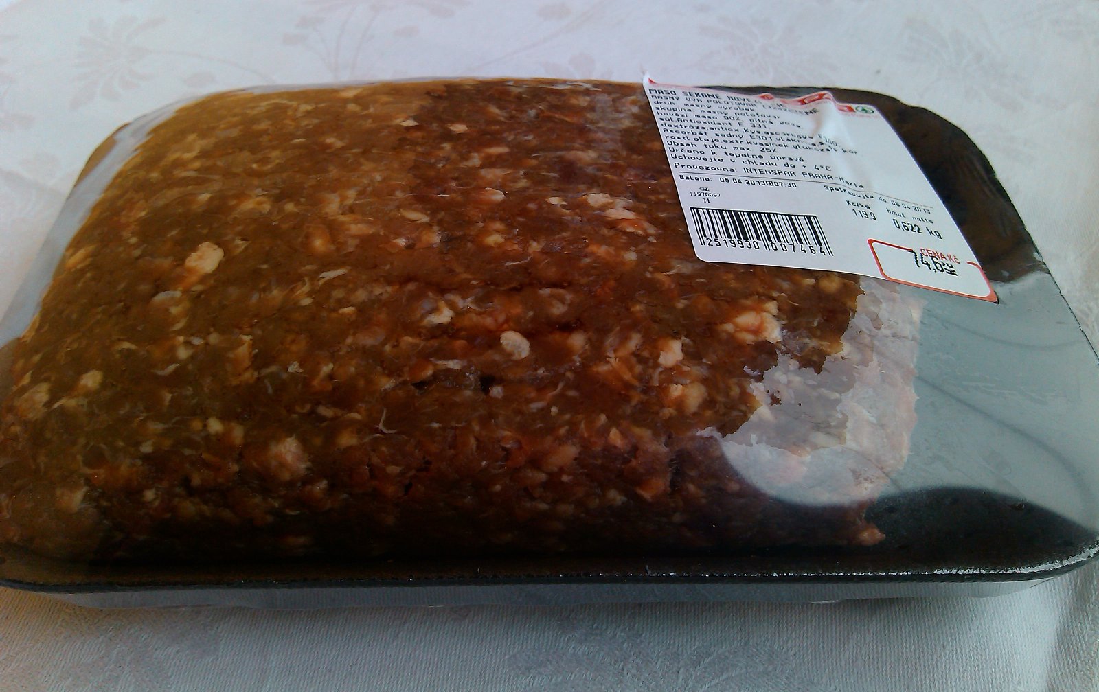 Maso sekané hovězí, polotovar: 90 % masa, 0,62 kg za 74,60 Kč, 119,90 Kč/kg výrobku. Ve složení: voda, sůl, antioxidant E 331, dextroza, antioxidant, kyselina ascorbová E 300, ascorbát sodný E 301, vláknina, směs koření, rostlinné oleje, extrakt kvasinek, glukóza
