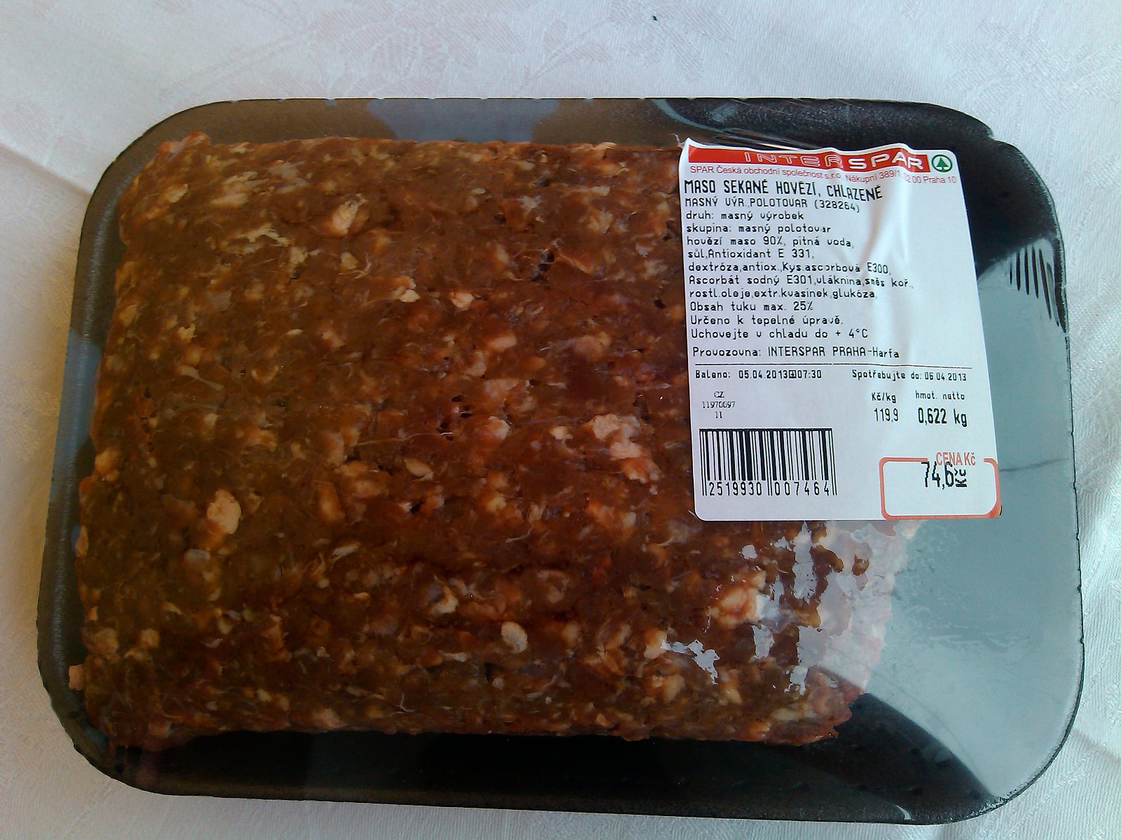 Maso sekané hovězí, polotovar: 90 % masa, 0,62 kg za 74,60 Kč, 119,90 Kč/kg výrobku. Ve složení: voda, sůl, antioxidant E 331, dextroza, antioxidant, kyselina ascorbová E 300, ascorbát sodný E 301, vláknina, směs koření, rostlinné oleje, extrakt kvasinek, glukóza
