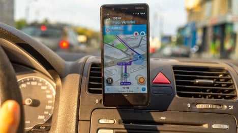 Sice s ročním zpožděním, ale přece: Waze upozorní na sanitky a usnadní průjezd kruháčem. A nejen to
