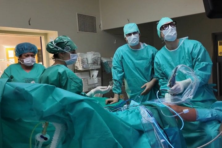 Unikátní operace kolene ve FN Hradec Králové