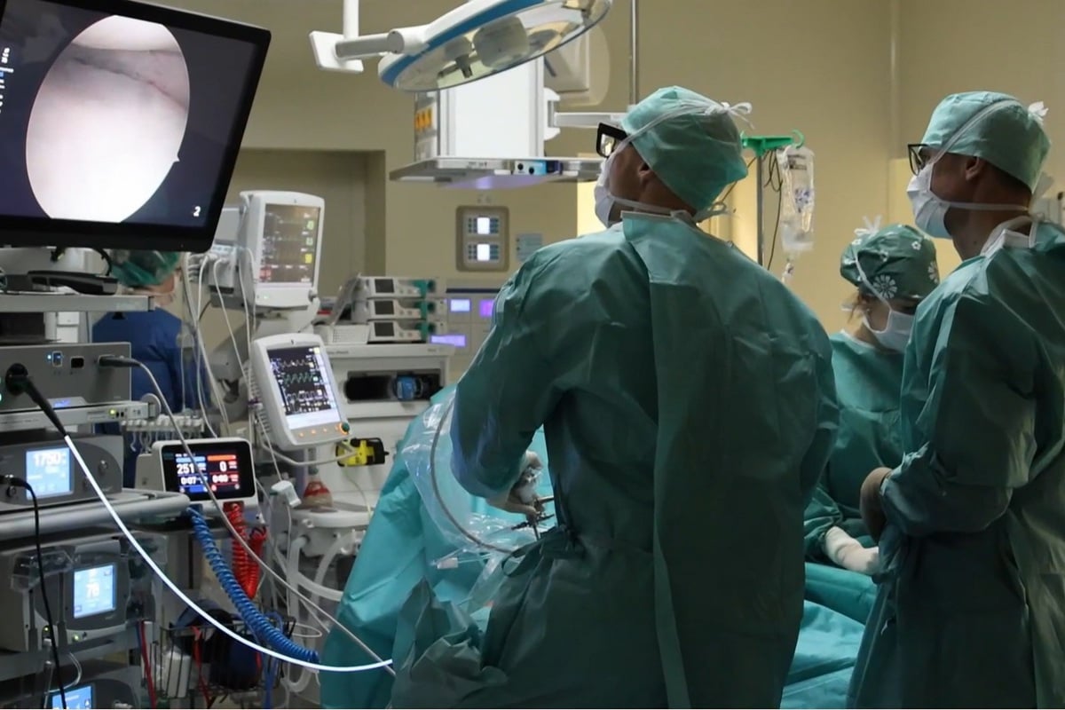 Unikátní operace kolene ve FN Hradec Králové