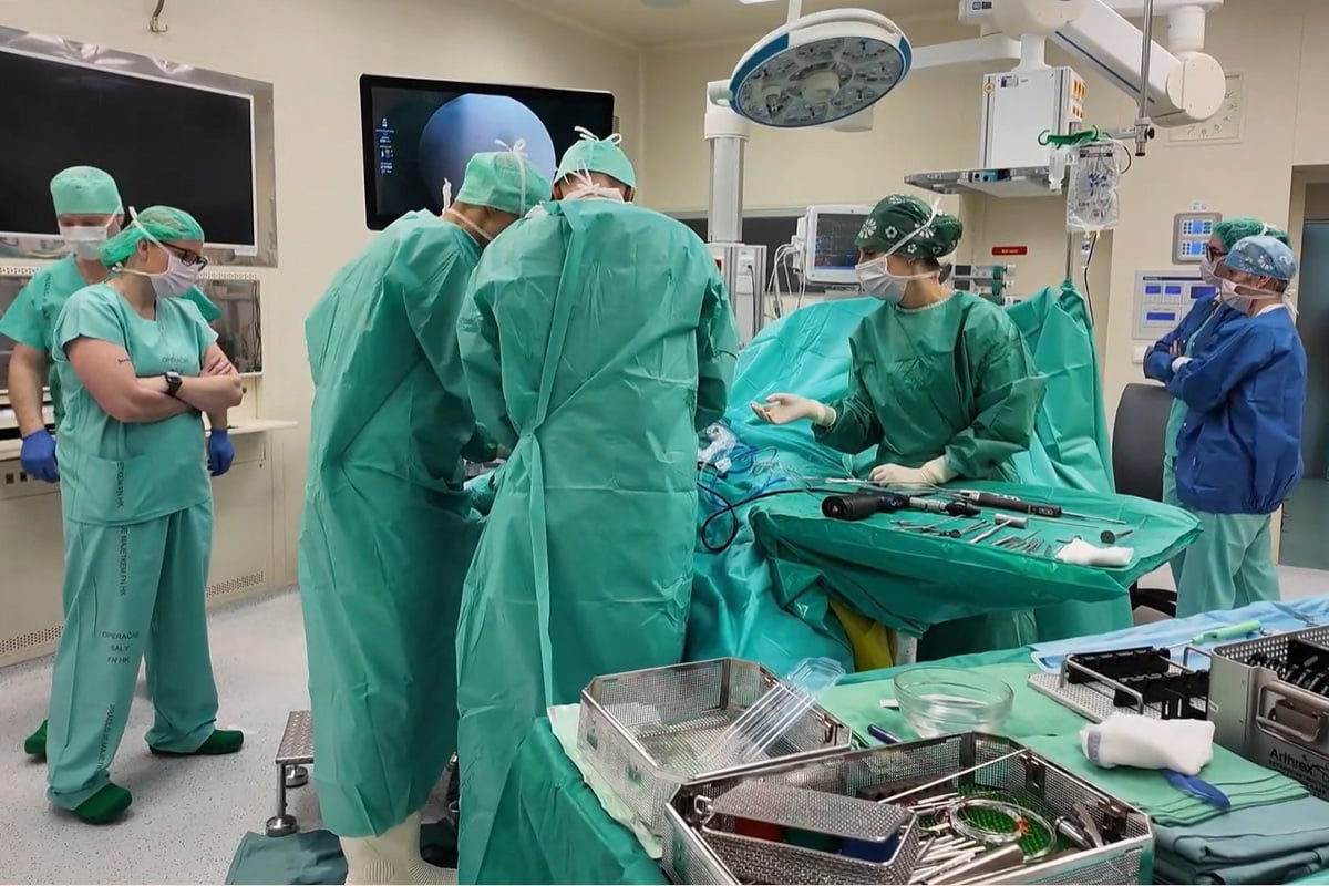 Unikátní operace kolene ve FN Hradec Králové