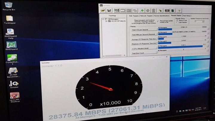 Snímek z videa, kde Der8auer na NVMe RAIDu dosáhl rychlosti přes 28 GB/s (Zdroj: HardOCP)