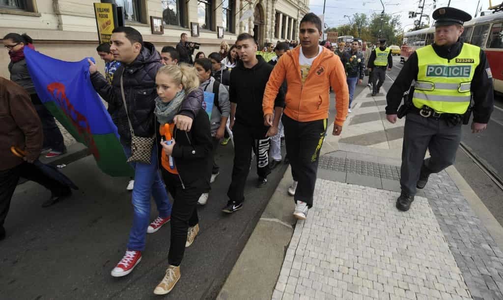 2012-06-prahou-proc5a1el-prvnc3ad-pochod-romskc3a9-hrdosti-roma-