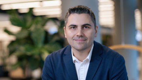 Nemovitosti ztrácí lesk, na scénu nastupují akcie a ETF. Mladí Češi přepisují pravidla investování, Revolut ukazuje generační zlom
