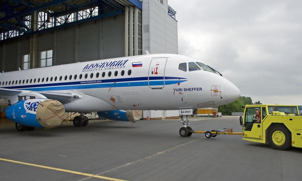 2012-04-vc3bdroba-suchoje-superjet-3.jpg