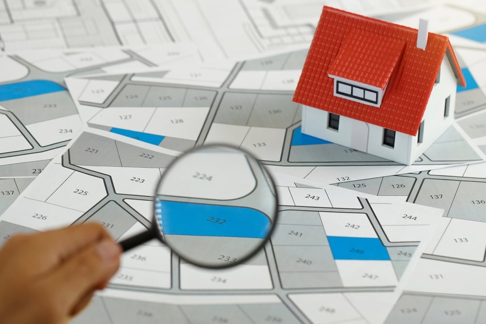 Nákresy pozemků s lupou