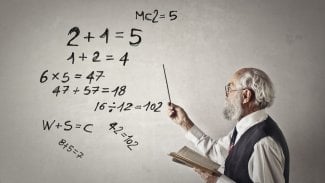 Starý muž počítá na tabuli matematické příklady