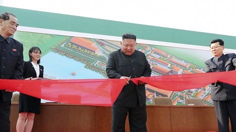 Náhledový obrázek - Ujišťoval, že Kim už nemůže chodit, teď si bývalý velvyslanec KLDR sype popel na hlavu