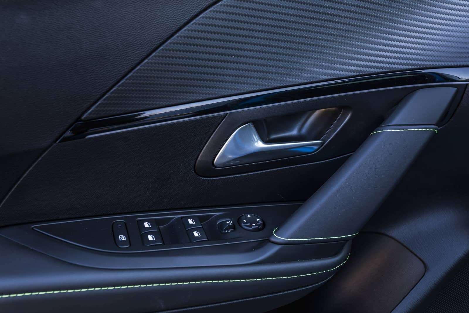 2020-01-Peugeot208059.jpg