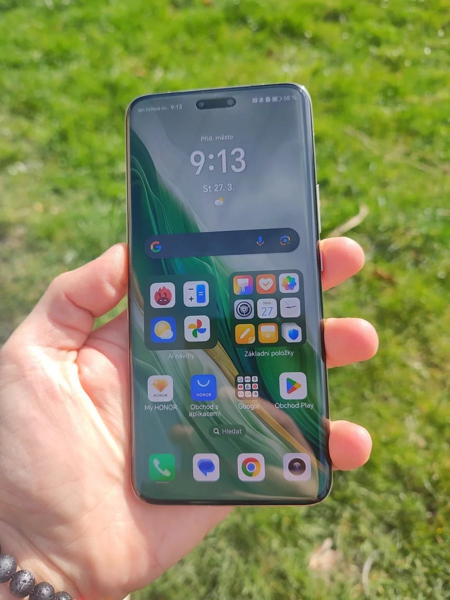 Dominantou je 6,8" LTPO OLED displej