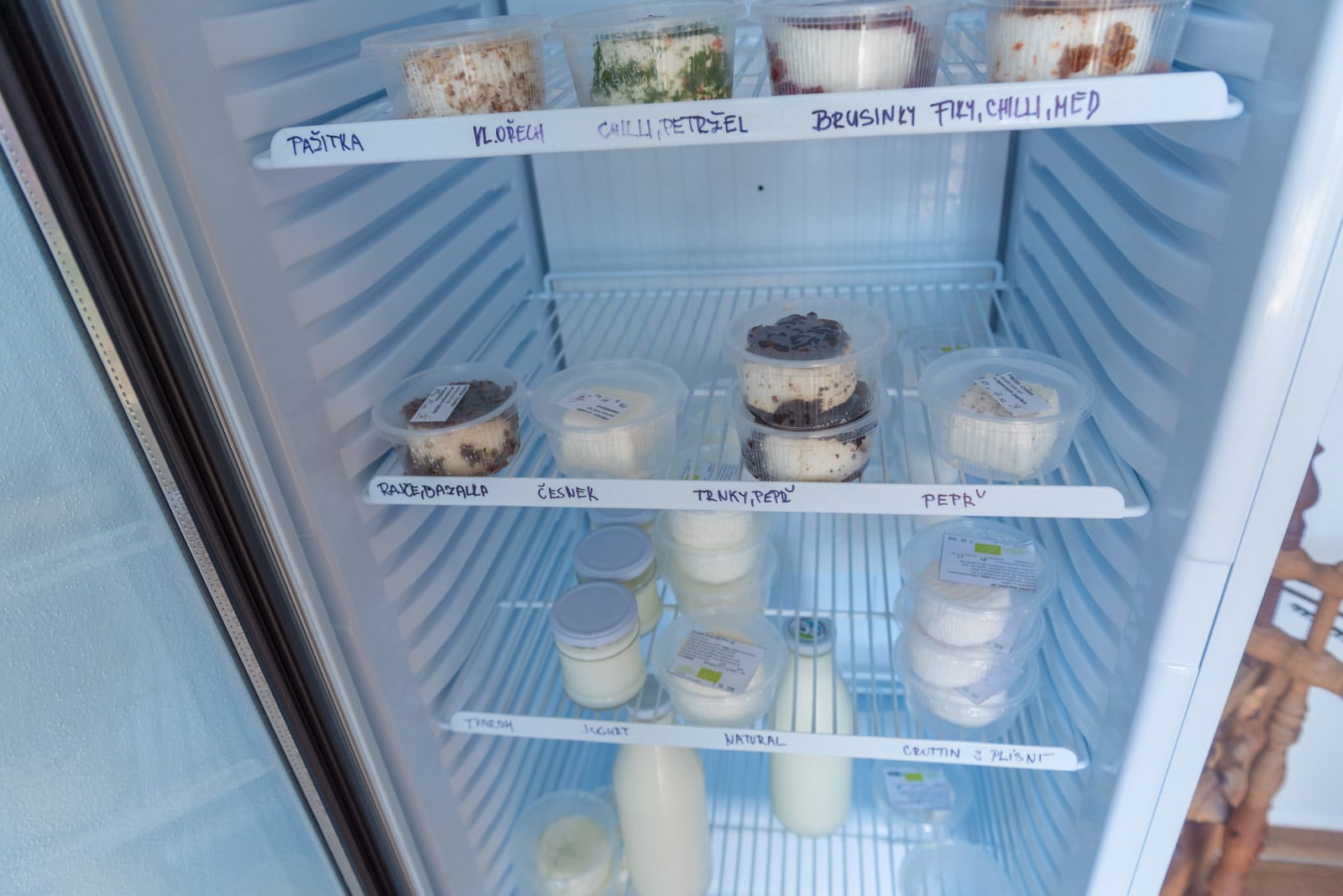 Lednice v prodejně plná domácích sýrů