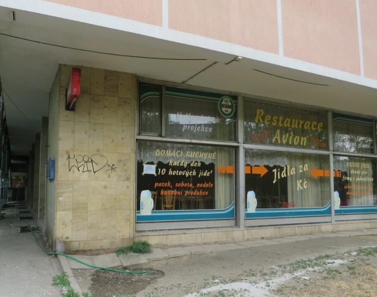 Restaurace AVION, Olomouc - mimojiné:  Výskyt plísní v chladicích zařízeních, výrazně zanedbaný úklid
hromadění odpadů, výrazné znečištění všech prostor, nečistoty na stěnách, nečistoty na podlaze, nečistoty na regálech či zařízeních, silně znečistěná chladicí zařízení (nejsou jiné skladovací prostory), poškození stěn