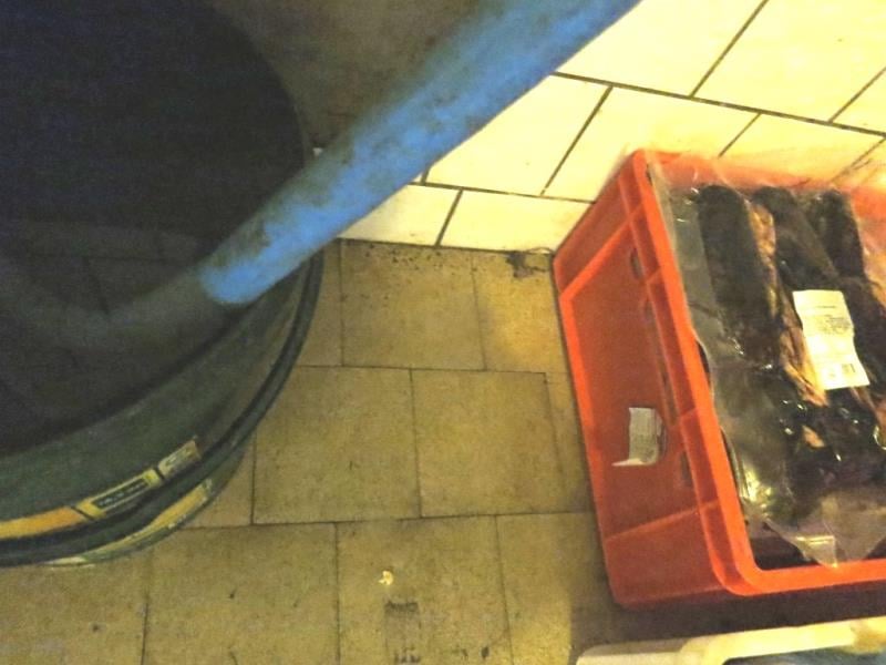 Restaurace AVION, Olomouc - mimojiné:  Výskyt plísní v chladicích zařízeních, výrazně zanedbaný úklid
hromadění odpadů, výrazné znečištění všech prostor, nečistoty na stěnách, nečistoty na podlaze, nečistoty na regálech či zařízeních, silně znečistěná chladicí zařízení (nejsou jiné skladovací prostory), poškození stěn