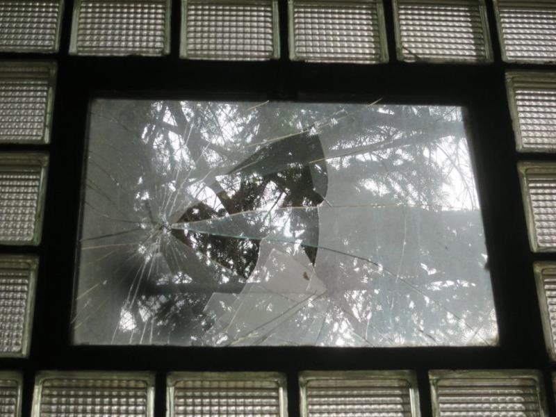 Restaurace AVION, Olomouc - mimojiné:  Výskyt plísní v chladicích zařízeních, výrazně zanedbaný úklid
hromadění odpadů, výrazné znečištění všech prostor, nečistoty na stěnách, nečistoty na podlaze, nečistoty na regálech či zařízeních, silně znečistěná chladicí zařízení (nejsou jiné skladovací prostory), poškození stěn