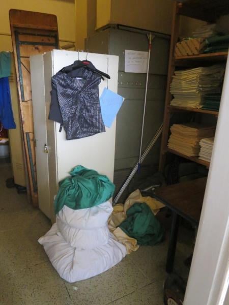 Restaurace AVION, Olomouc - mimojiné:  Výskyt plísní v chladicích zařízeních, výrazně zanedbaný úklid
hromadění odpadů, výrazné znečištění všech prostor, nečistoty na stěnách, nečistoty na podlaze, nečistoty na regálech či zařízeních, silně znečistěná chladicí zařízení (nejsou jiné skladovací prostory), poškození stěn