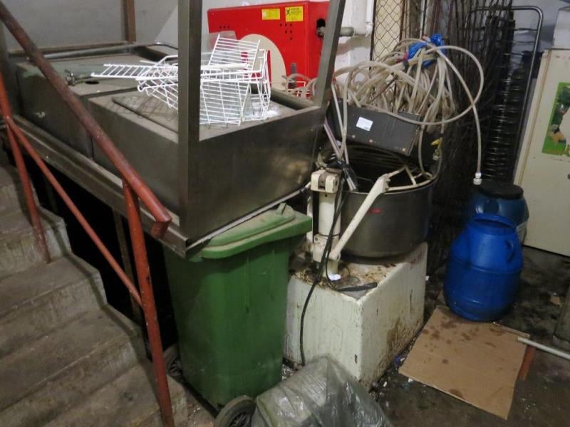 Restaurace AVION, Olomouc - mimojiné:  Výskyt plísní v chladicích zařízeních, výrazně zanedbaný úklid
hromadění odpadů, výrazné znečištění všech prostor, nečistoty na stěnách, nečistoty na podlaze, nečistoty na regálech či zařízeních, silně znečistěná chladicí zařízení (nejsou jiné skladovací prostory), poškození stěn