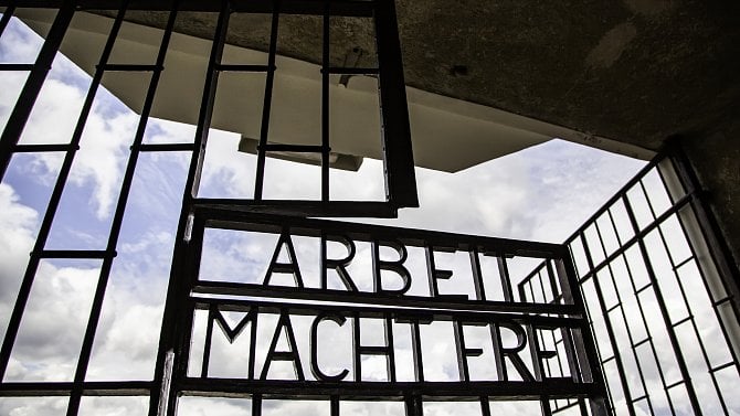 Vchod do koncentračního tábora Sachsenhausen, Německo.