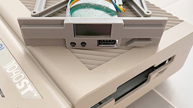 Výměna nefunkční disketové mechaniky Atari 1040 STFM za moderní řešení